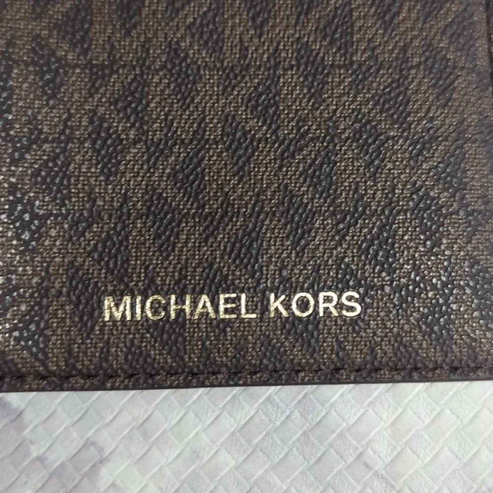 Michael Kors Jet Set  Signature Passport Dark Brown Key & Card Holder Wallet EUC